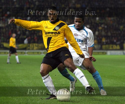 Breda, 28 Februari 2007
NAC-PSV, eindstand 3-0 Wedstrijd KNVB-beker 1/4 finale Seizoen 2006/2007
Maceo Rigters met op zijn huid Jefferson Farfan