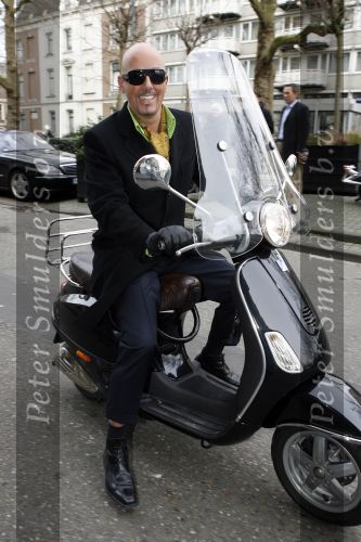 Amsterdam 4 maart 2007
Modeshow Frans Molenaar in het Amstel Hotel. Maik de Boer op vespa scooter