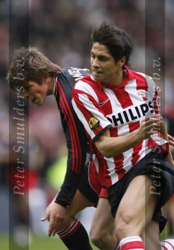Eindhoven, 18 Maart 2007 Kompetitiewedstrijd PSV-AJAX, eindstand 1-5 Seizoen 2006/2007
Manuel Da Costa in duel met Klaas Jan Huntelaar