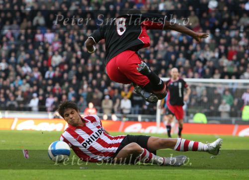 Eindhoven, 18 Maart 2007 Kompetitiewedstrijd PSV-AJAX, eindstand 1-5 Seizoen 2006/2007
Manuel Da Costa in duel met Ryan Babel