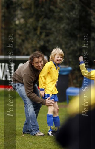 Blaricum 17 maart 2007
Marco Borsato bij het voetballen van zijn zoon Luca. Luca scoorde 4 van de 5 goals.