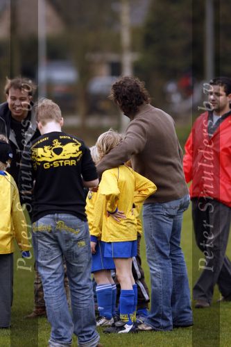Blaricum 17 maart 2007
Marco Borsato bij het voetballen van zijn zoon Luca. Luca scoorde 4 van de 5 goals.