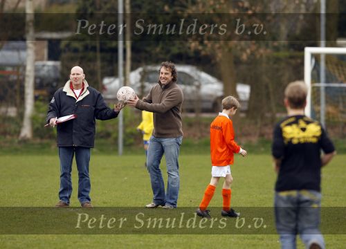 Blaricum 17 maart 2007
Marco Borsato bij het voetballen van zijn zoon Luca. Luca scoorde 4 van de 5 goals.