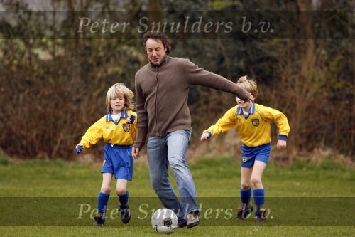 Blaricum 17 maart 2007
Marco Borsato bij het voetballen van zijn zoon Luca. Luca scoorde 4 van de 5 goals.