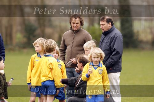 Blaricum 17 maart 2007
Marco Borsato bij het voetballen van zijn zoon Luca. Luca scoorde 4 van de 5 goals.