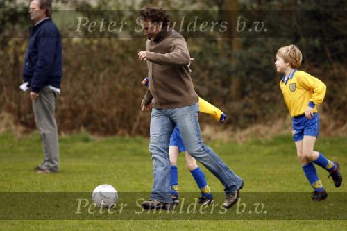 Blaricum 17 maart 2007
Marco Borsato bij het voetballen van zijn zoon Luca. Luca scoorde 4 van de 5 goals.