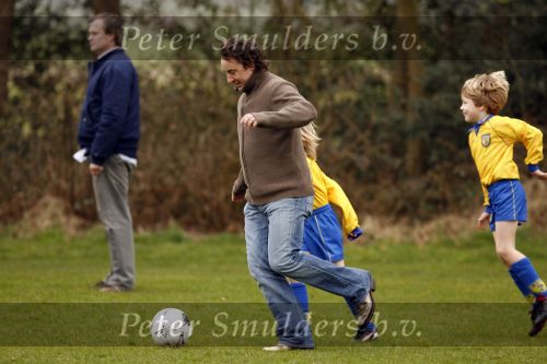 Blaricum 17 maart 2007
Marco Borsato bij het voetballen van zijn zoon Luca. Luca scoorde 4 van de 5 goals.