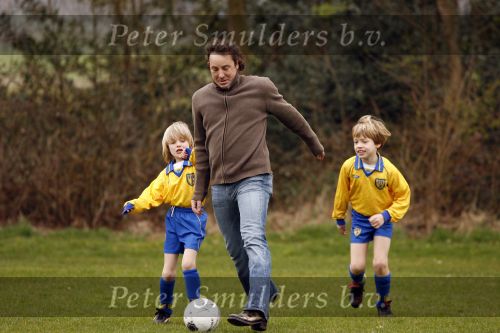 Blaricum 17 maart 2007
Marco Borsato bij het voetballen van zijn zoon Luca. Luca scoorde 4 van de 5 goals.