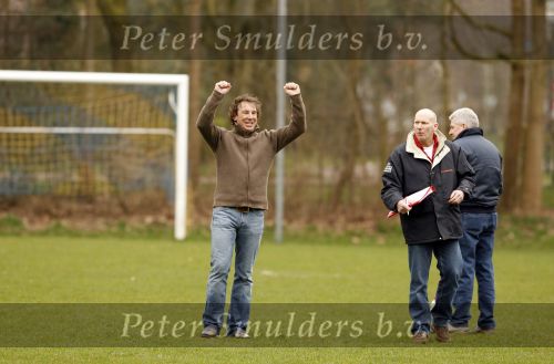 Blaricum 17 maart 2007
Marco Borsato bij het voetballen van zijn zoon Luca. Luca scoorde 4 van de 5 goals.
