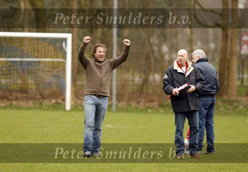 Blaricum 17 maart 2007
Marco Borsato bij het voetballen van zijn zoon Luca. Luca scoorde 4 van de 5 goals.