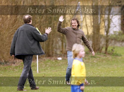 Blaricum 17 maart 2007
Marco Borsato bij het voetballen van zijn zoon Luca. Luca scoorde 4 van de 5 goals.