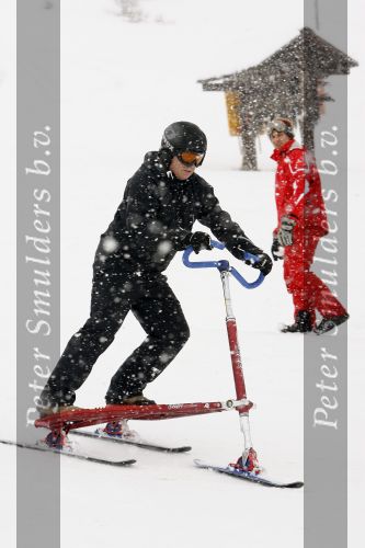 Fiss 26 februari 2007
Ruud Gullit en Marco Borsato op speciale ski\'s. Trikke skki. De Trikke skki is in america een enorme rage en Marco en Ruud probeerden hem uit.