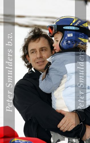 Fiss 25 februari 2007
Marco Borsato en Leontine Borsato met senna Jada en Luca op wintersport.