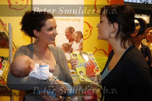 Amsterdam 14 februari 2007
Aukje v Ginneken en Marieke v Ginneken met hun dochtertje en zoontje bij presentatie boek op de 9 maanden beurs in de Rai.