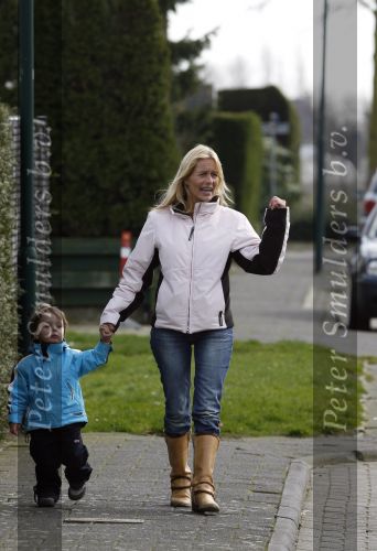 Fijnaart 10 maart 2007
Mariska Bauer met Christiaan en Frans jr en de vader van Frans bij het huis.