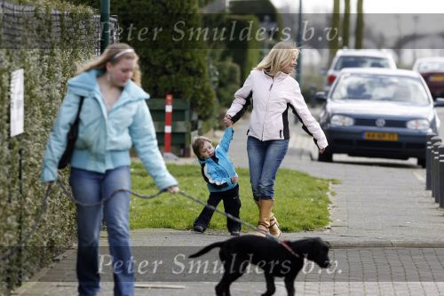 Fijnaart 10 maart 2007
Mariska Bauer met Christiaan en Frans jr en de vader van Frans bij het huis.