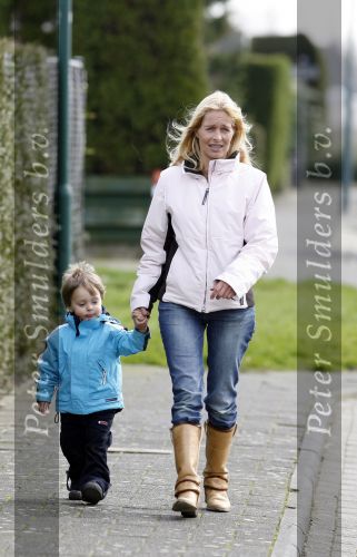 Fijnaart 10 maart 2007
Mariska Bauer met Christiaan en Frans jr en de vader van Frans bij het huis.