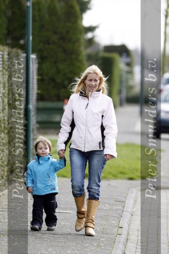 Fijnaart 10 maart 2007
Mariska Bauer met Christiaan en Frans jr en de vader van Frans bij het huis.