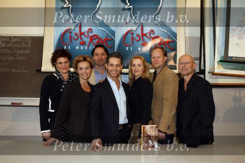 Amsterdam 9 maart 2007
Perspresentatie Ciske de Rat. Cast met Danny de Munk Mariska v Kolck Marjolijn Touw Hajo Bruijns Marleen v d Loo Hugo Haenen Sjoerd Pleijsier Ad Knippels