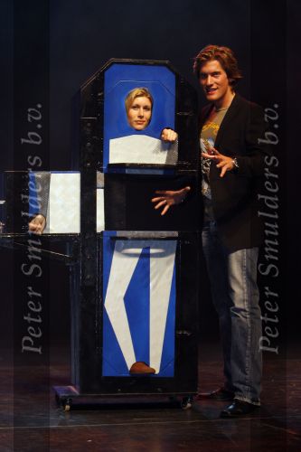 Zaandam 6 maart 2007
Premiere show Nick Nielsen. Nick doet een act met Maud Mulder (idols).