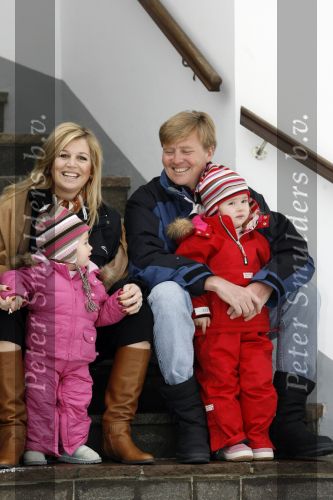 Lech 11 februari 2007
Maxima Prins Willem Alexander Amalia Alexia Koningin Beatrix Prins Constantijn Prinses Laurentien met Prinses Eloise Prins Claus Cazimir en Eleonore op vakatie in Lech.
