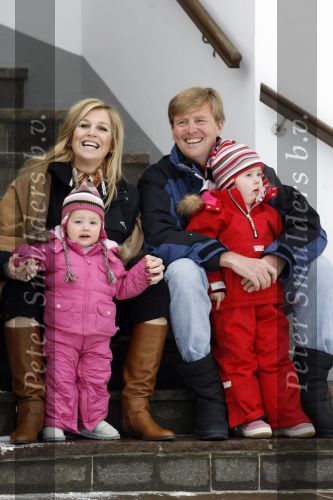 Lech 11 februari 2007
Maxima Prins Willem Alexander Amalia Alexia Koningin Beatrix Prins Constantijn Prinses Laurentien met Prinses Eloise Prins Claus Cazimir en Eleonore op vakatie in Lech.