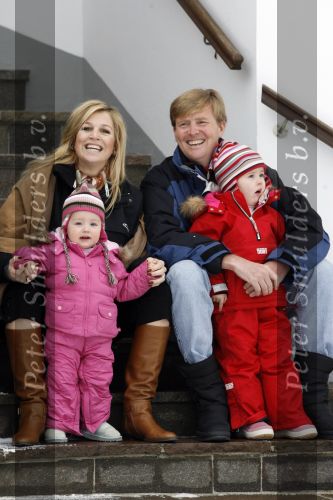Lech 11 februari 2007
Maxima Prins Willem Alexander Amalia Alexia Koningin Beatrix Prins Constantijn Prinses Laurentien met Prinses Eloise Prins Claus Cazimir en Eleonore op vakatie in Lech.