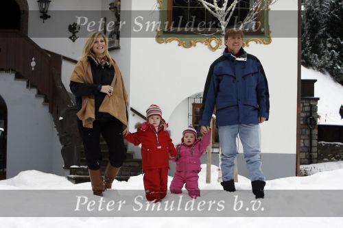 Lech 11 februari 2007
Maxima Prins Willem Alexander Amalia Alexia Koningin Beatrix Prins Constantijn Prinses Laurentien met Prinses Eloise Prins Claus Cazimir en Eleonore op vakatie in Lech.