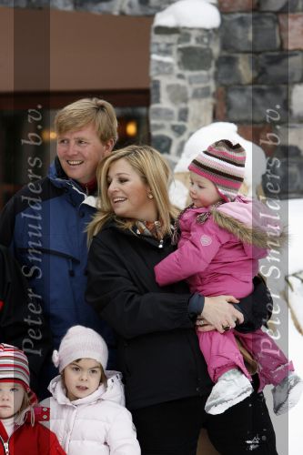 Lech 11 februari 2007
Maxima Prins Willem Alexander Amalia Alexia Koningin Beatrix Prins Constantijn Prinses Laurentien met Prinses Eloise Prins Claus Cazimir en Eleonore op vakatie in Lech.