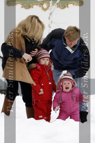 Lech 11 februari 2007
Maxima Prins Willem Alexander Amalia Alexia Koningin Beatrix Prins Constantijn Prinses Laurentien met Prinses Eloise Prins Claus Cazimir en Eleonore op vakatie in Lech.