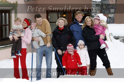 Lech 11 februari 2007
Maxima Prins Willem Alexander Amalia Alexia Koningin Beatrix Prins Constantijn Prinses Laurentien met Prinses Eloise Prins Claus Cazimir en Eleonore op vakatie in Lech.