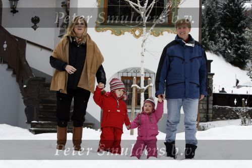 Lech 11 februari 2007
Maxima Prins Willem Alexander Amalia Alexia Koningin Beatrix Prins Constantijn Prinses Laurentien met Prinses Eloise Prins Claus Cazimir en Eleonore op vakatie in Lech.