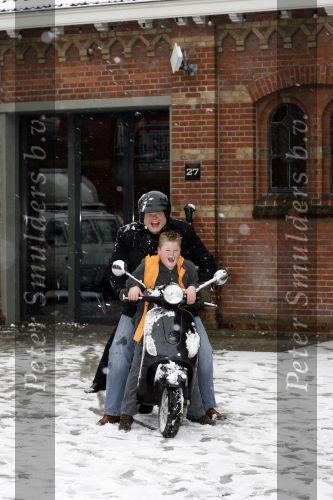 Amsterdam 8 februari 2007
Perspresentatie SBS6 in het ketelhuis. Menno Kohler op vespa scooter met Rachel massing en Bob Offenberg