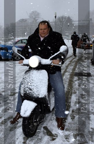 Amsterdam 8 februari 2007
Perspresentatie SBS6 in het ketelhuis.Menno Kohler op vespa scooter in sneeuw