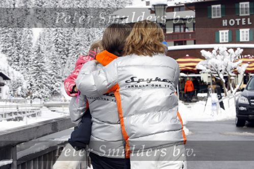 Lech 27 februari 2007
Paulien Huizinga met Michiel Mol en dochter Myrthe op wintersport in Lech.