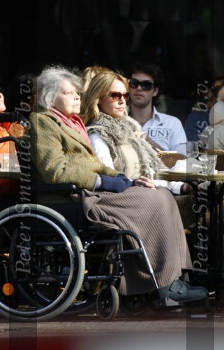 Amsterdam 11 maart 2007
Micky Hoogendijk met haar moeder op terras bij Joffers. Micky haar moeder zit in rolstoel.