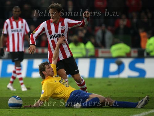 Eindhoven, 3 Maart 2007 Kompetitiewedstrijd PSV-RKC eindstand 2-0 Seizoen 2006/2007
Mika Vayrynen in duel met Tim Bakens