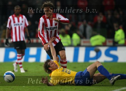 Eindhoven, 3 Maart 2007 Kompetitiewedstrijd PSV-RKC eindstand 2-0 Seizoen 2006/2007
Mika Vayrynen in duel met Tim Bakens