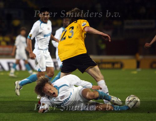 Breda, 28 Februari 2007
NAC-PSV, eindstand 3-0 Wedstrijd KNVB-beker 1/4 finale Seizoen 2006/2007
Mika Vayrynen wordt onderuit gehaald door Ronnie Stam