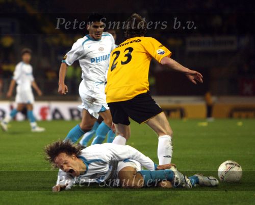 Breda, 28 Februari 2007
NAC-PSV, eindstand 3-0 Wedstrijd KNVB-beker 1/4 finale Seizoen 2006/2007
Mika Vayrynen wordt onderuit gehaald door Ronnie Stam