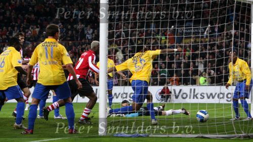 Eindhoven, 3 Maart 2007 Kompetitiewedstrijd PSV-RKC eindstand 2-0 Seizoen 2006/2007
Milano Koenders kan de inzet van Eduardo Alcides niet stoppen en daardoor komt PSV op 2-0