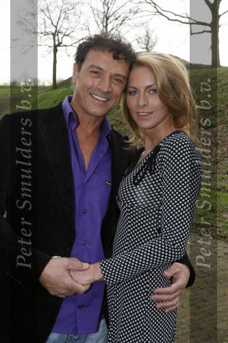 Naarden 16 februari 2007
Presentatie boek Jurgen Smit. Milika Peterzon geeft het eerste boek aan hem.