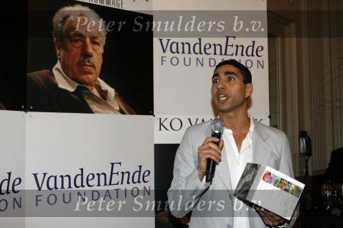 Amsterdam 15 maart 2007
Presentatie dvd box Ko v Dijk. Aanwezig zijn oa de zoons van Ko van Dijk Kees en Peter Jan v Dijk. Joop v d Ende reikte de dvd box uit. Mimoun Oaissa