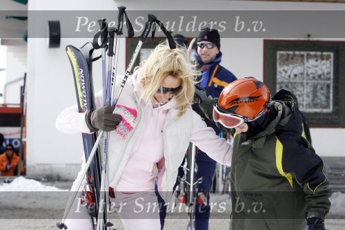Zurs 27 februari 2007
Rene Froger en natasja op wintersport met hun zoons Diedier en maxim.