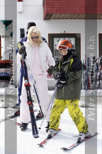 Zurs 27 februari 2007
Rene Froger en natasja op wintersport met hun zoons Diedier en maxim.