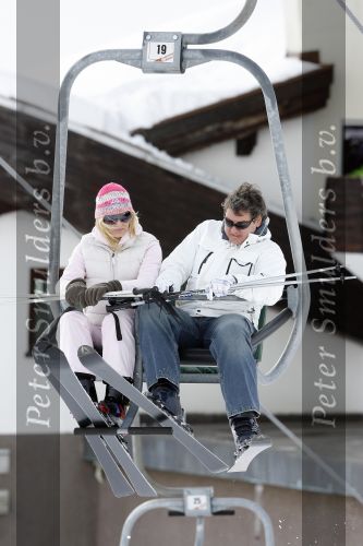 Zurs 27 februari 2007
Rene Froger en natasja op wintersport met hun zoons Diedier en maxim.
