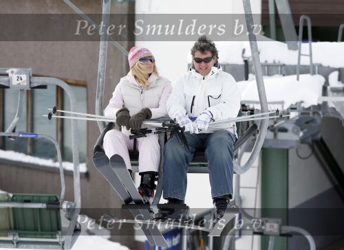 Zurs 27 februari 2007
Rene Froger en natasja op wintersport met hun zoons Diedier en maxim.