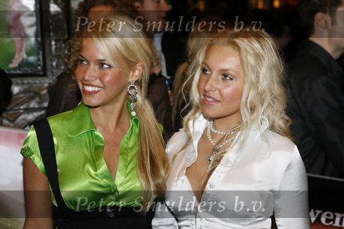AMSTERDAM 5 maart 2007
Premiere Voebalvrouwen, nieuwe serie Talpa, in Tuschinski. Nena Gouden kooi met vriendin Stacy