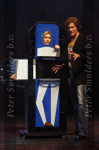 Zaandam 6 maart 2007
Premiere show Nick Nielsen. Nick doet een act met Maud Mulder (idols).