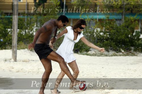 Curacao 6 januari 2006
Patrick Kluivert en Rossana Lima op het strand.